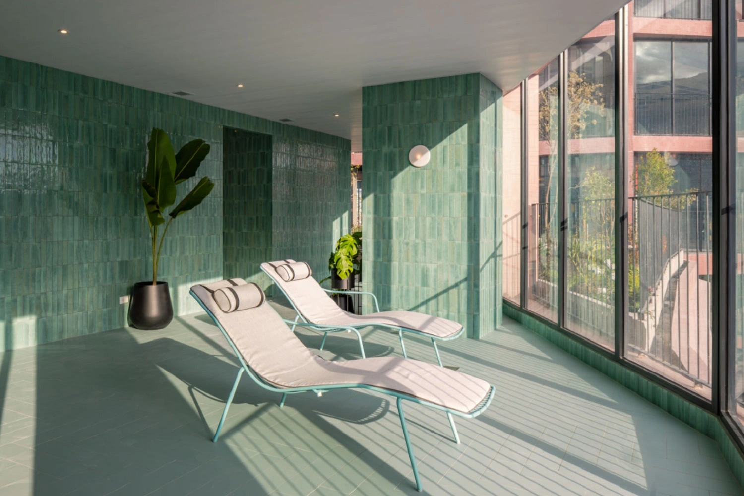 Taras w pastelowej kolorystyce od Marazzi